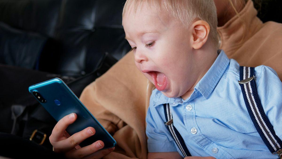 El uso excesivo de pantallas en bebés podría influir en la ansiedad adolescente.