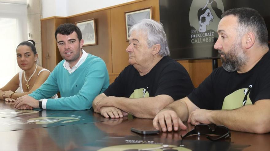 Louzao junto a miembros de la organización, ayer.