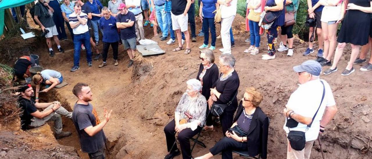 Los familiares de las víctimas de la fosa de La Garba, durante una visita a la exhumación arqueológica. | Óscar Rodríguez