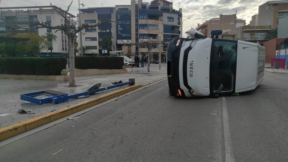 Los ocupantes de la furgoneta no sufrieron lesiones de importancia.