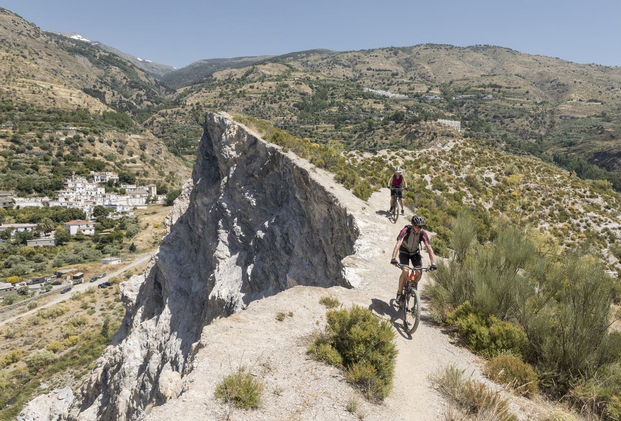 Ciclistas en Sierra Nevada.