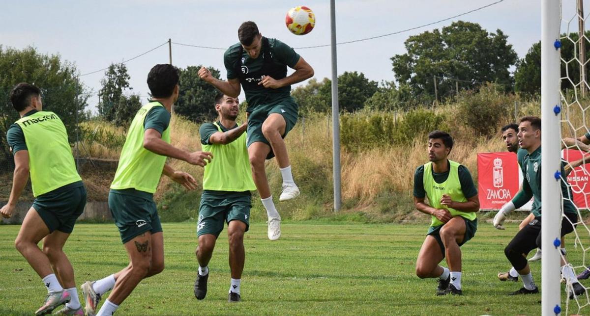 El equipo rojiblanco no interrumpirá sus entrenamientos pese al viaje a León. | ZCF
