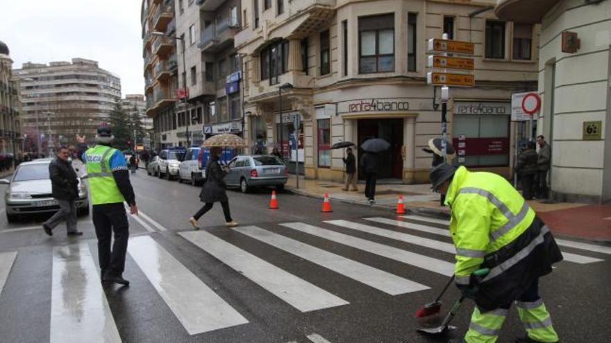 Un herido leve tras un golpe entre dos turismos en Alfonso IX