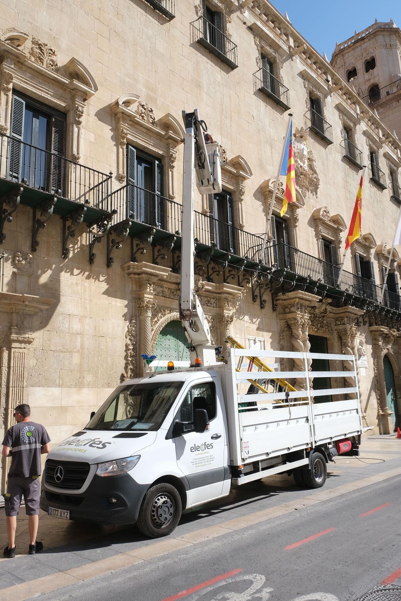 Instalación de luces de Hogueras en la plaza del Ayuntamiento