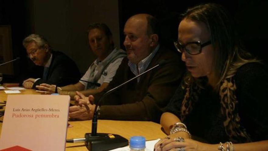 De izquierda a derecha, Trevín, el concejal José Herrero, Arias y la editora Marta Magadán, ayer, en la Casa de Cultura de Llanes.