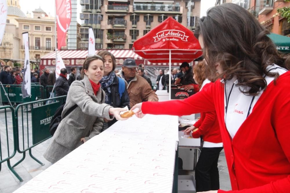 Reparto de pasteles de carne en la plaza del Romea