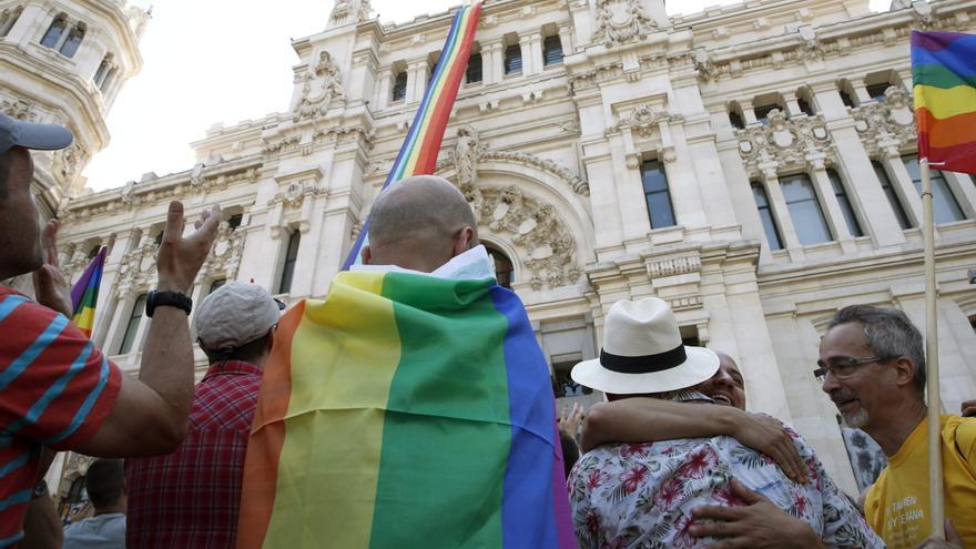 La Fiscalía archiva una denuncia contra Almeida por negarse a ondear la bandera LGTBI en el Ayuntamiento