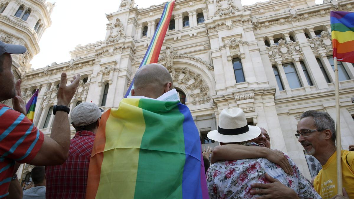 La Fiscalía archiva una denuncia contra Almeida por negarse a ondear la bandera LGTBI en el Ayuntamiento.