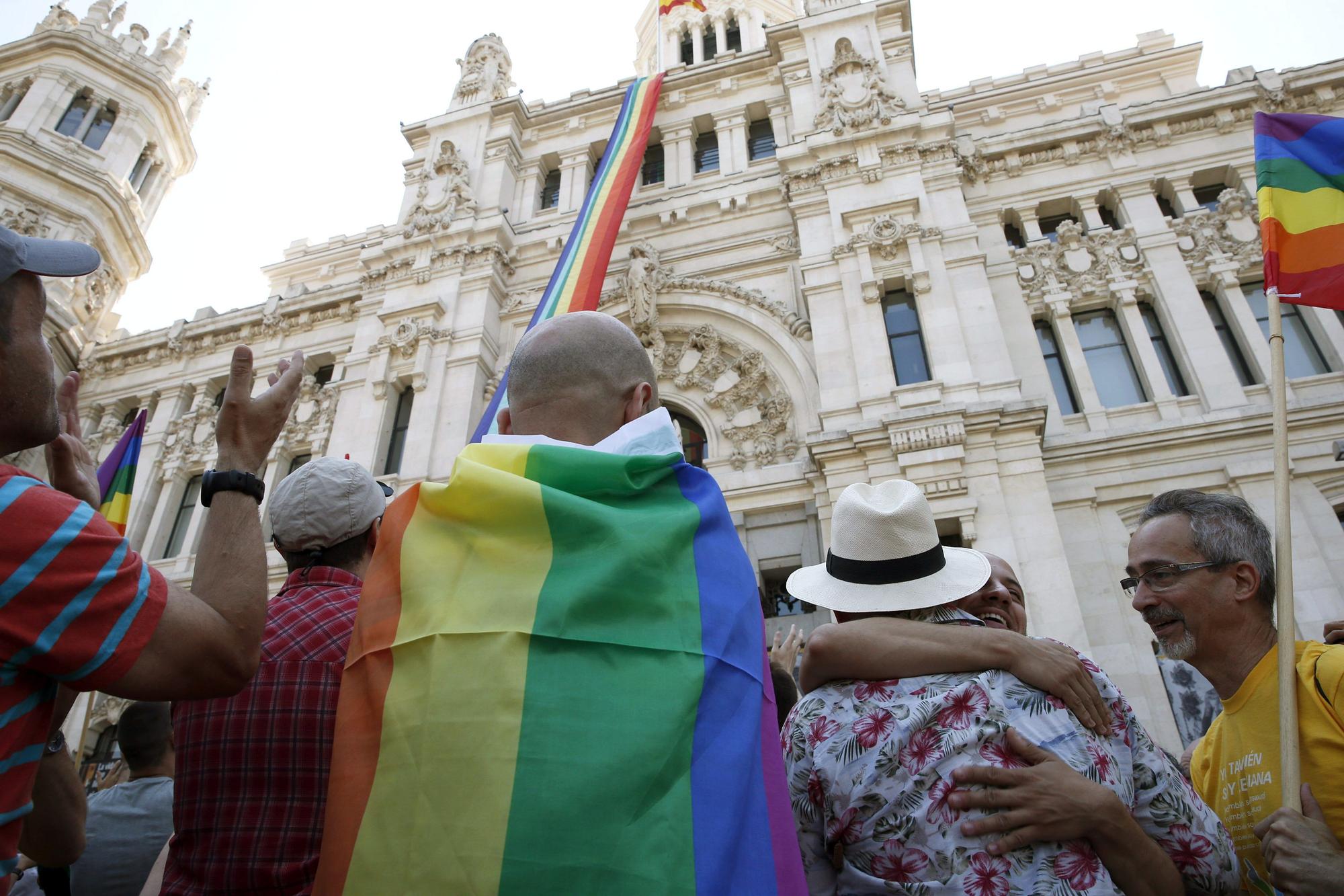 LA BANDERA ARCOIRIS EN EL AYUNTAMIENTO DE MADRID