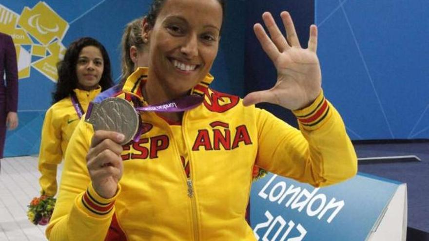 Teresa Perales, con la medalla de plata conseguida ayer. / efe