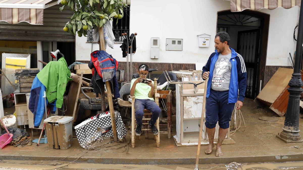 Los vecinos de Benamargosa se afana en limpiar sus calles tras el desbordamiento del río