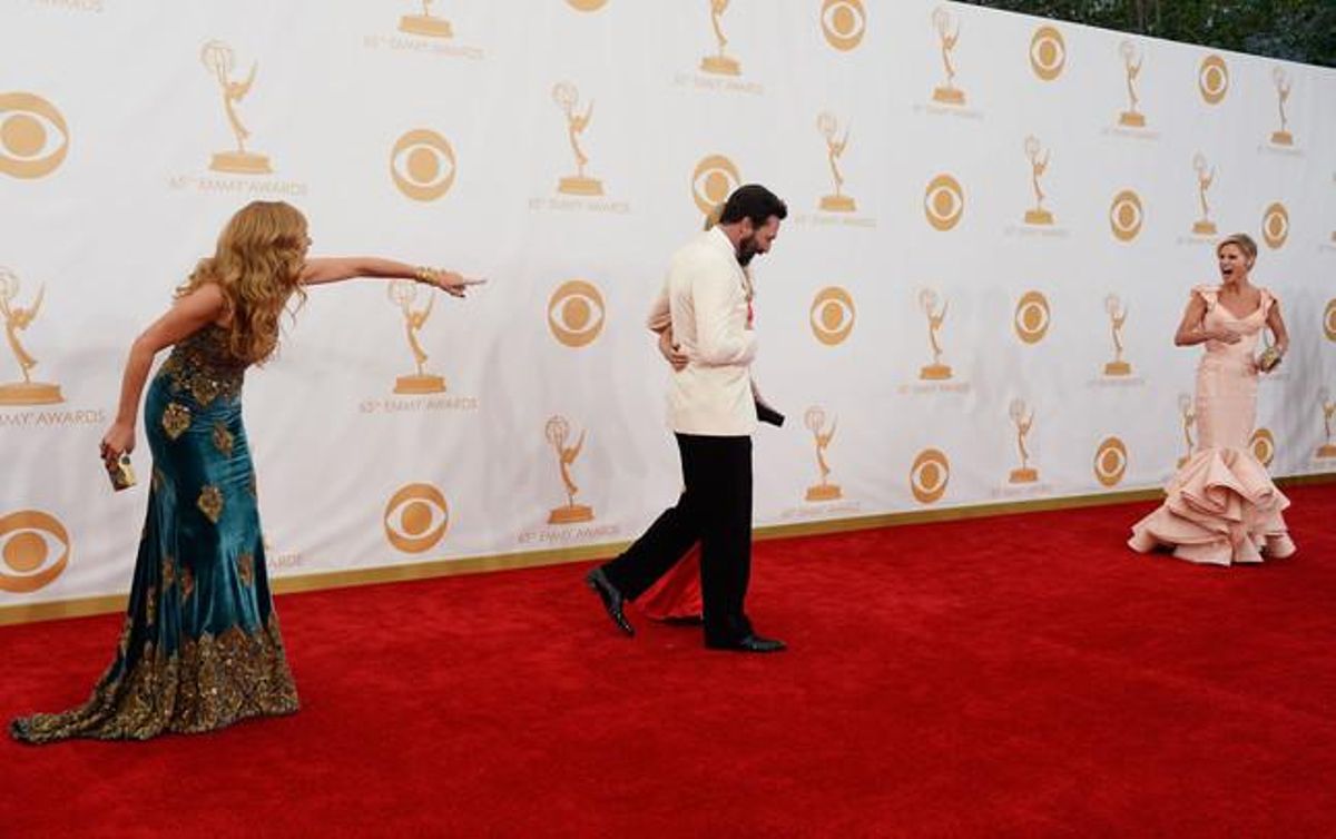 Els actors Connie Britton, Jon Hamm i Julie Bowen, en el moment d’arribar a la gala.