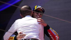 Marc Márquez es felicitado, ayer, en Montmeló por Claudio Domenicali, CEO de Ducati