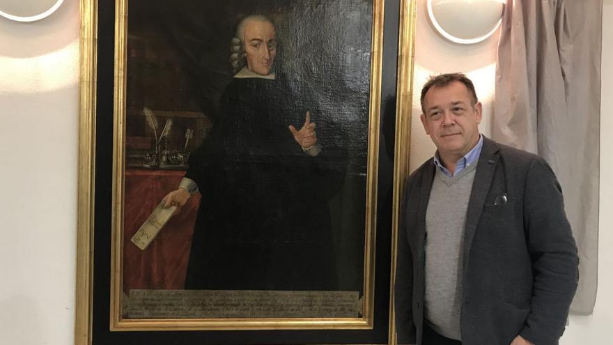 José Antonio Álvarez Castrillón, cronista oficial de los Oscos, ante el retrato de Arias Antonio Mon cedido temporalmente por la Junta General del Principado al Ayuntamiento de San Martín. | Tania Cascudo