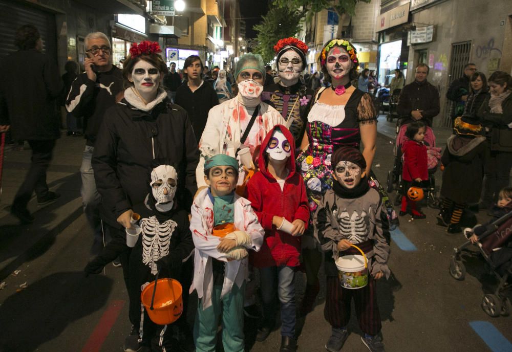 Los alicantinos toman la ciudad para celebrar la noche de Todos los Santos