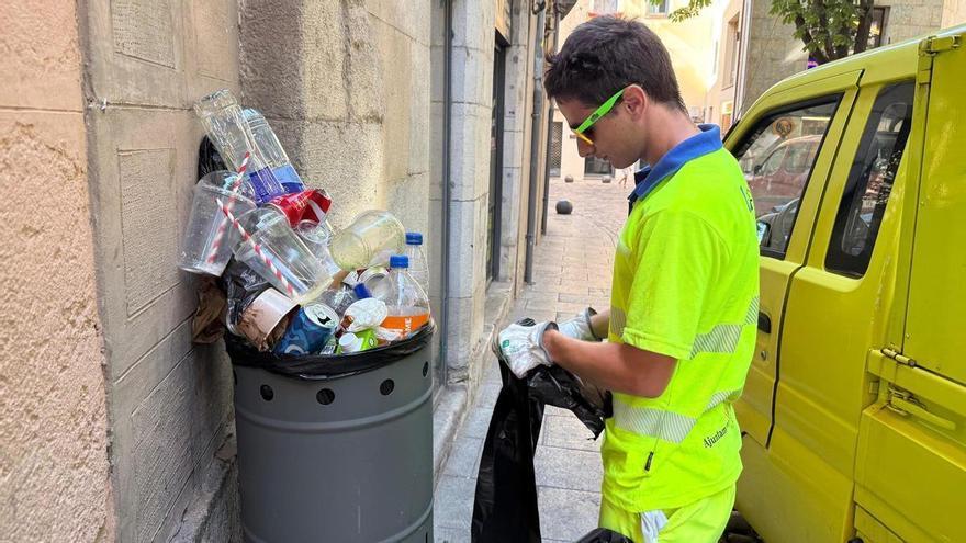 Girona vol evitar que la gent llanci envasos de menjar i begudes a les papereres del centre