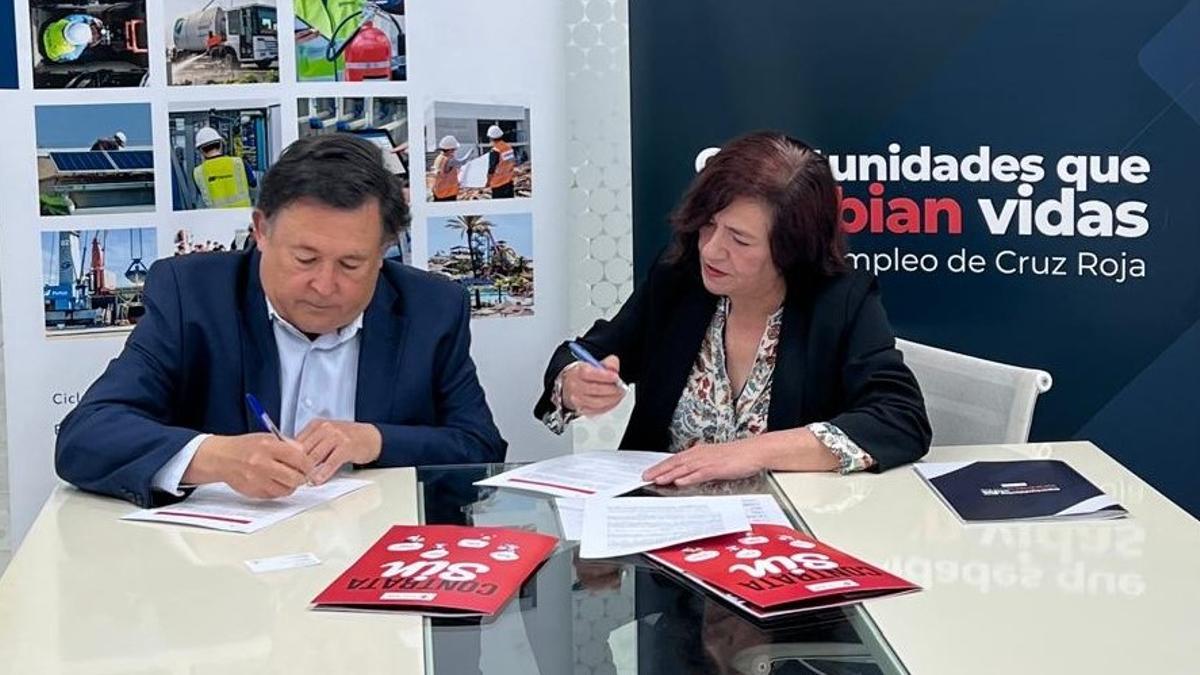 Momento de la firma del convenio entre Grupo Gimeno y Cruz Roja.