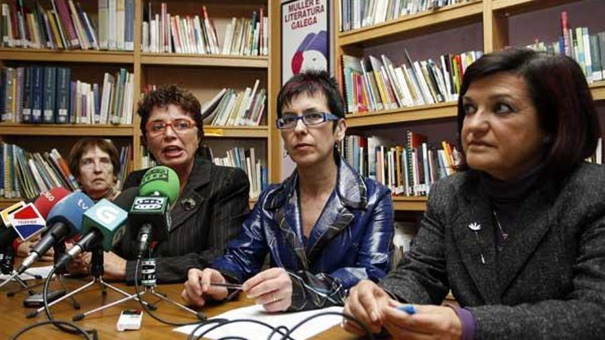 Ana Míguez (izquierda) con miembros de la asociación.