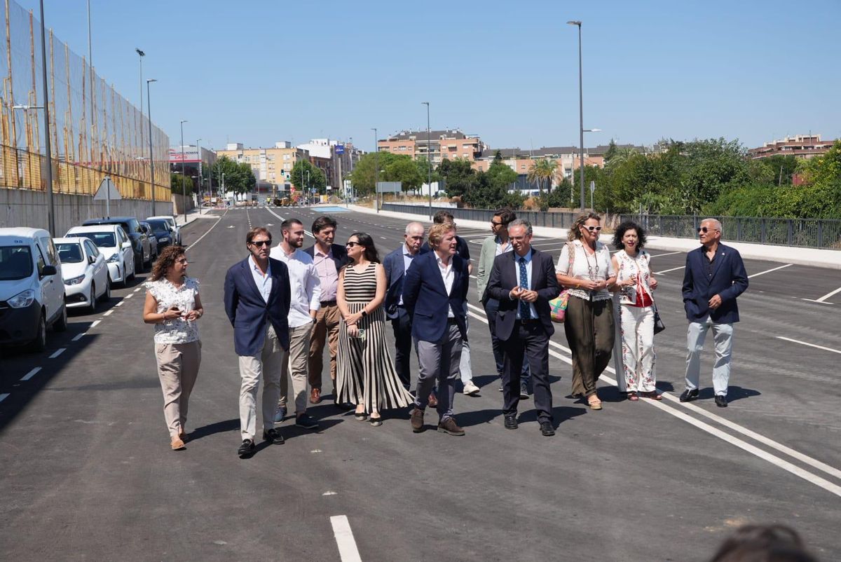 El delegado del Gobierno y el alcalde, junto con el resto de autoridades y técnicos.