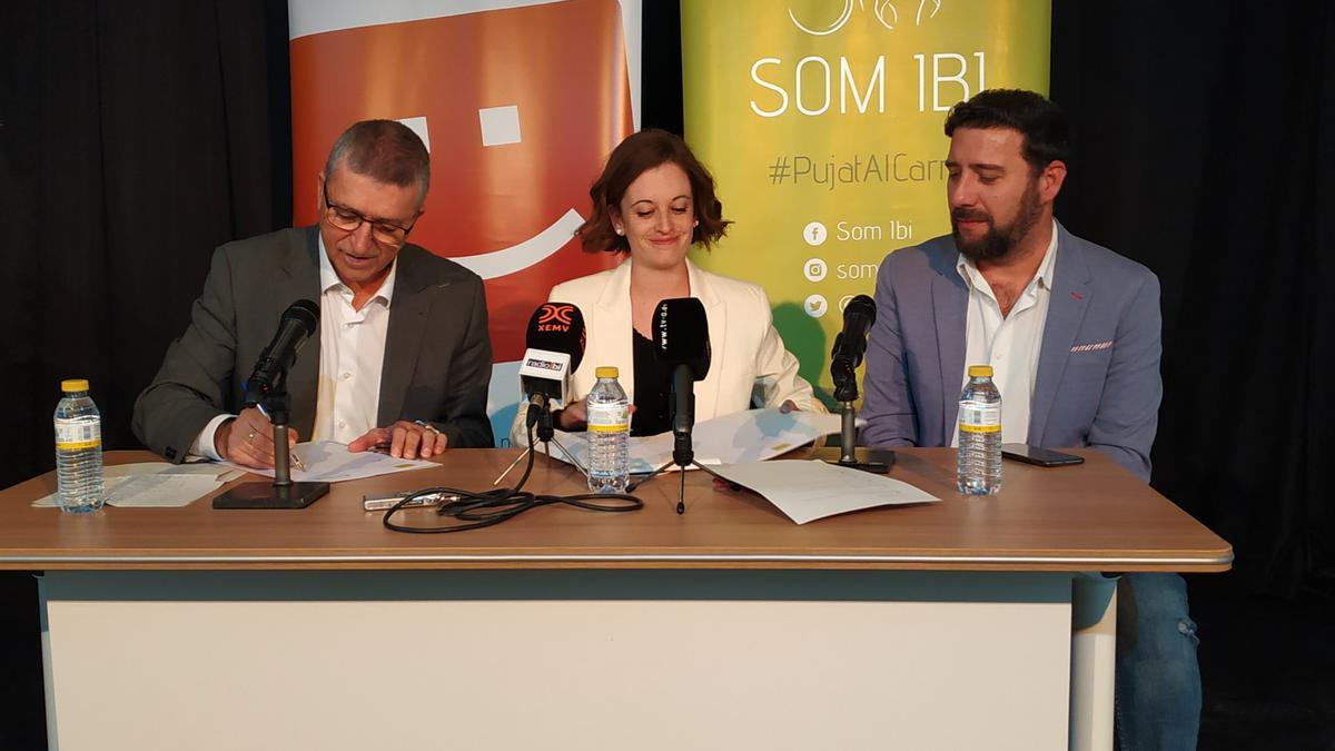 Firma del acuerdo entre el conseller Rafael Climent y la portavoz de Som Ibi, Aitana Gandia, ante el secretario comarcal de Compromís.