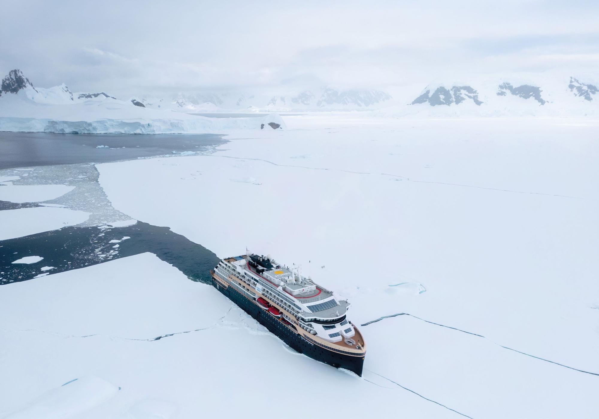 Los barcos de Hurtigruten pueden abrir el hielo a su paso y regalar estampas únicas.