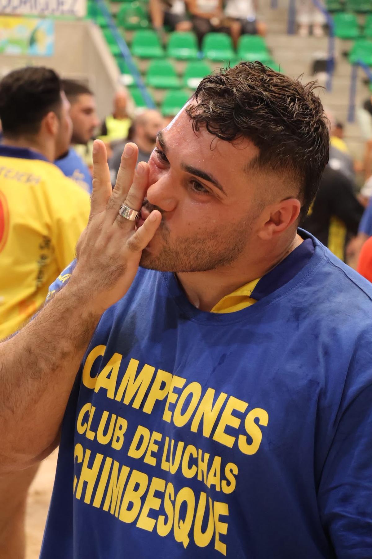 Eusebio Ledesma cierra una temporada perfecta con el triplete de Liga Regional, Insular y Copa