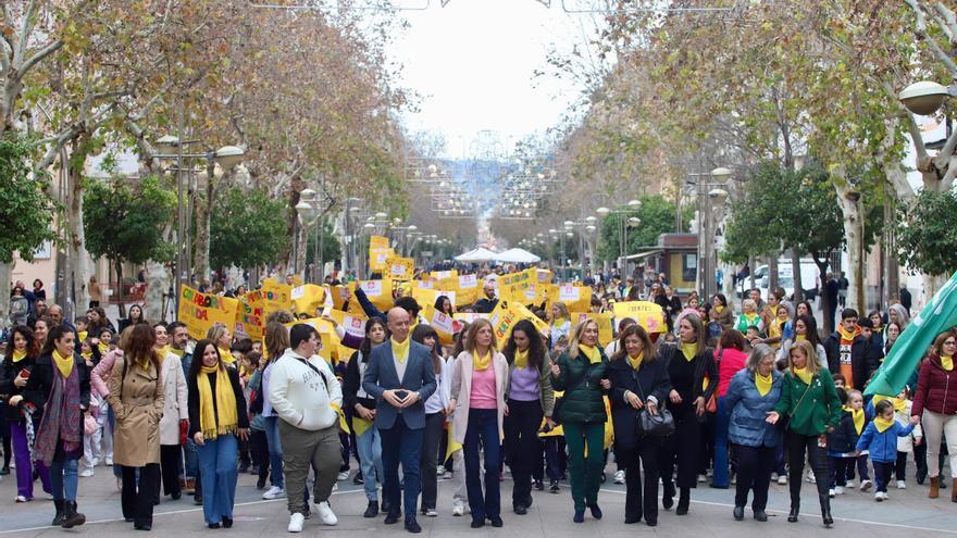 Córdoba se tiñe de amarillo por el Día Internacional contra el Cáncer Infantil