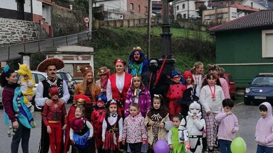 Medio centenar de niños disfrutaron del desfile de Antroxu en Boo