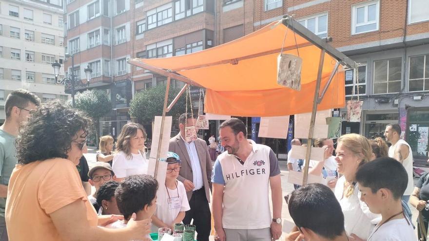Los jóvenes emprendedores del Caudal salen a la calle: Mieres acogió un mercado de cooperativas escolares con un centenar de alumnos participantes