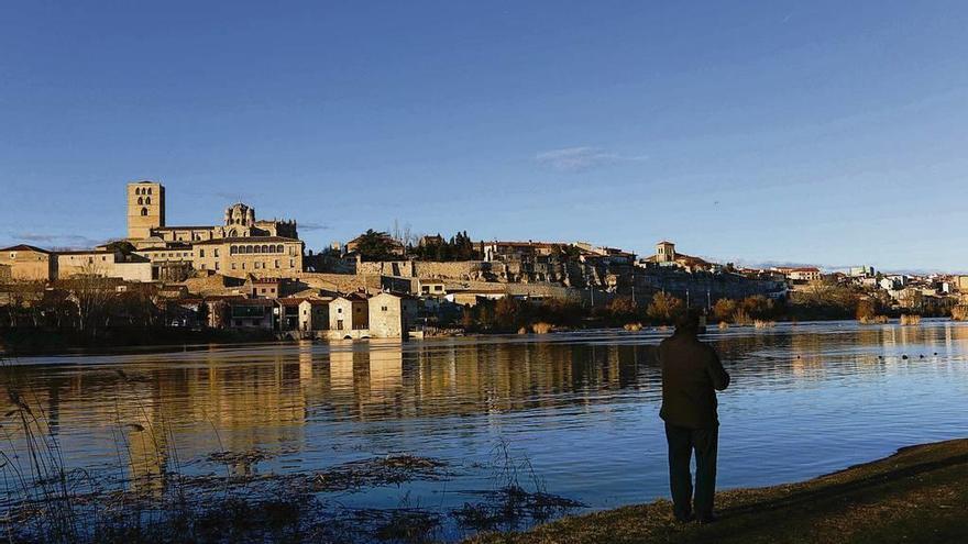 Imagen de la ciudad de Zamora desde la playa de Los Pelambres.