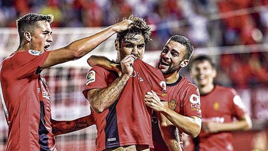 AbdÃ³n Prats celebra junto a RaÃ­llo y Dani RodrÃ­guez el gol del ascenso a Primera.