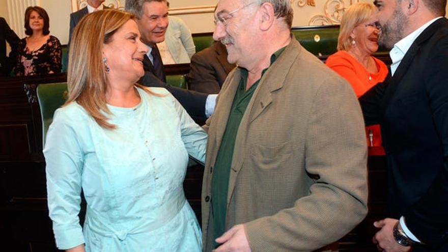 Carmela Silva y César Mosquera, presidenta y vicepresidente de la Diputación, se felicitan en el salón de plenos. //RAFA VÁZQUEZ