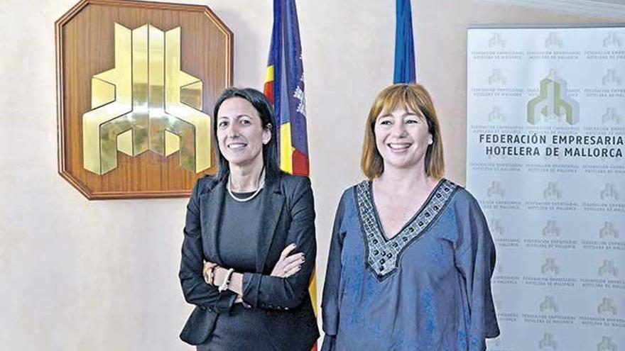 Inmaculada Benito junto a la presidenta balear, Francina Armengol, durante una visita de ésta a la patronal hotelera.