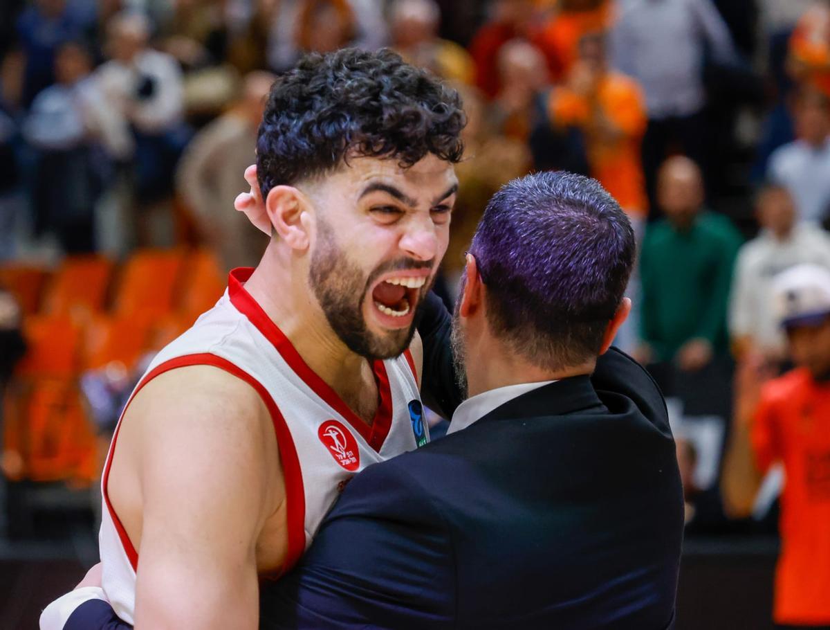 Incidentes en La Fonteta con los jugadores del Hapoel al final del partido