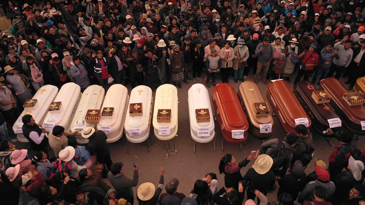 Ataúdes vacíos mientras forman una fila junto a los familiares y pobladores autoconvocados a la espera de la entrega de los cuerpos de los fallecidos en los exteriores del Hospital Carlos Monje Medrano, en Juliaca (Perú).