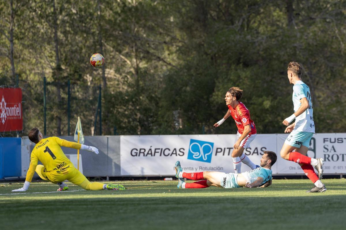 Carlos Gisbert dispone de una clara ocasión en la primera parte