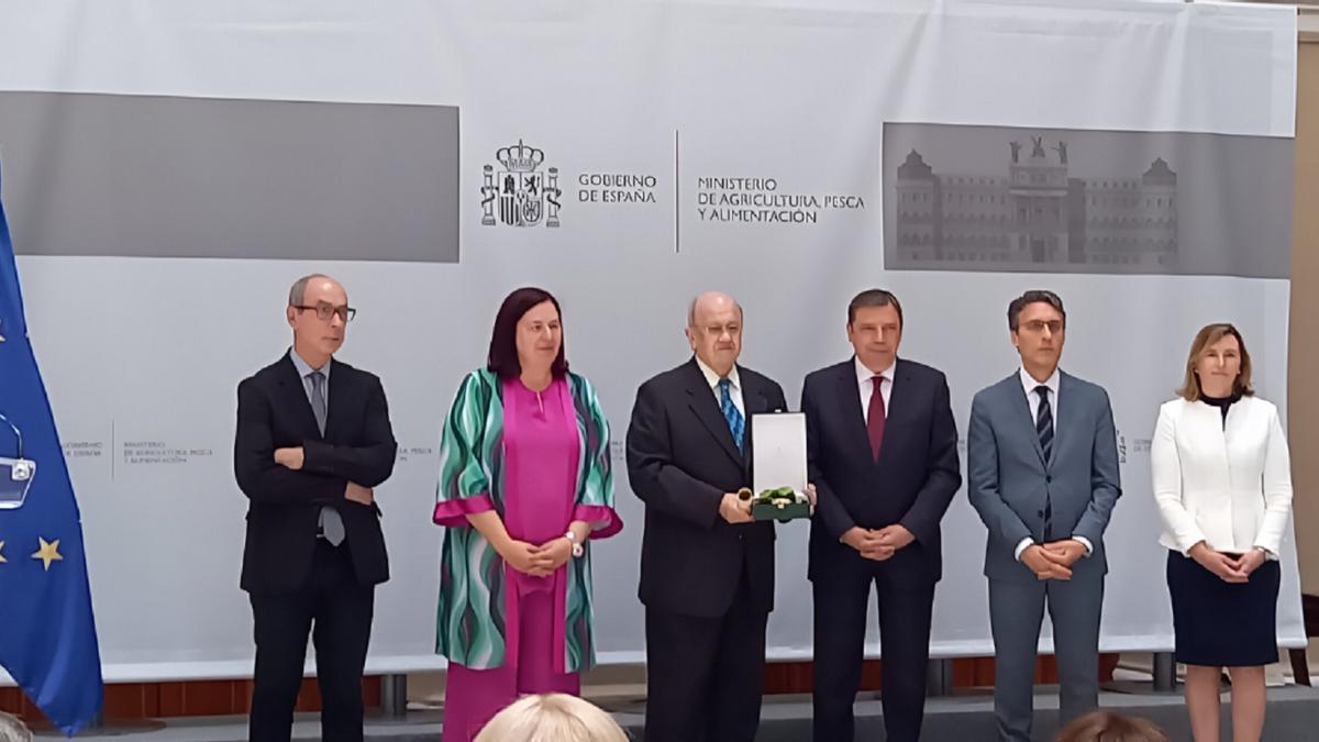 El cordobés Andrés del Campo, presidente de honor de la Federación Nacional de Comunidades de Regantes, Fenacore, y también presidente de la Comunidad de Regantes del Pantano del Guadalmellato, con la Gran Cruz al Mérito Agrario.