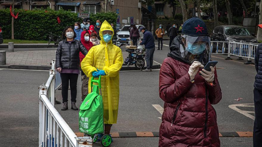 Ciudadanos caminando en Wuhan.