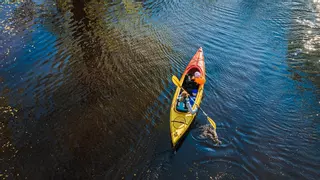 Esta es una de las mejores rutas cerca de Pozuelo de Alarcón para practicar kayak entre acantilados
