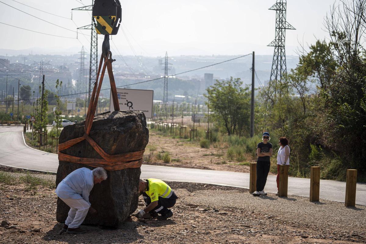 Ruino Mesa en el moment de posar l'escultura a l'inici del Camí Vell de Rajadell