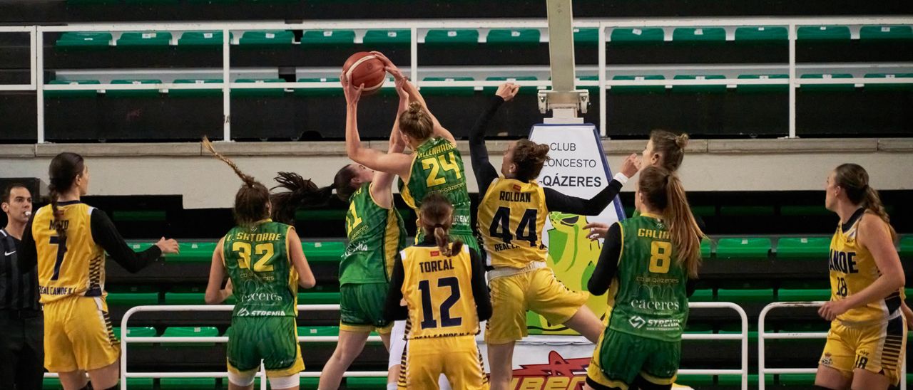 Alexandra Mollenhauer captura un rebote durante el partido en el Multiusos ante el Canoe.