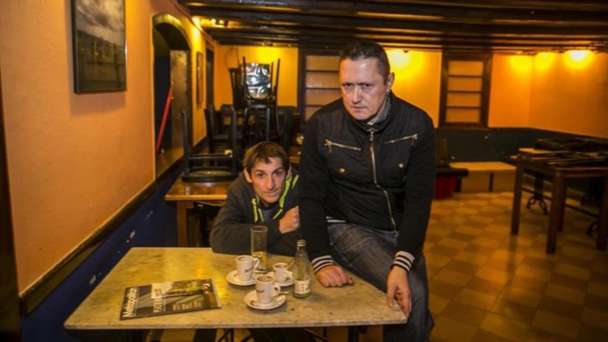 Albert Pla y Fermin Muguruza, fotografiados este martes en el bar Glaciar de Barcelona.