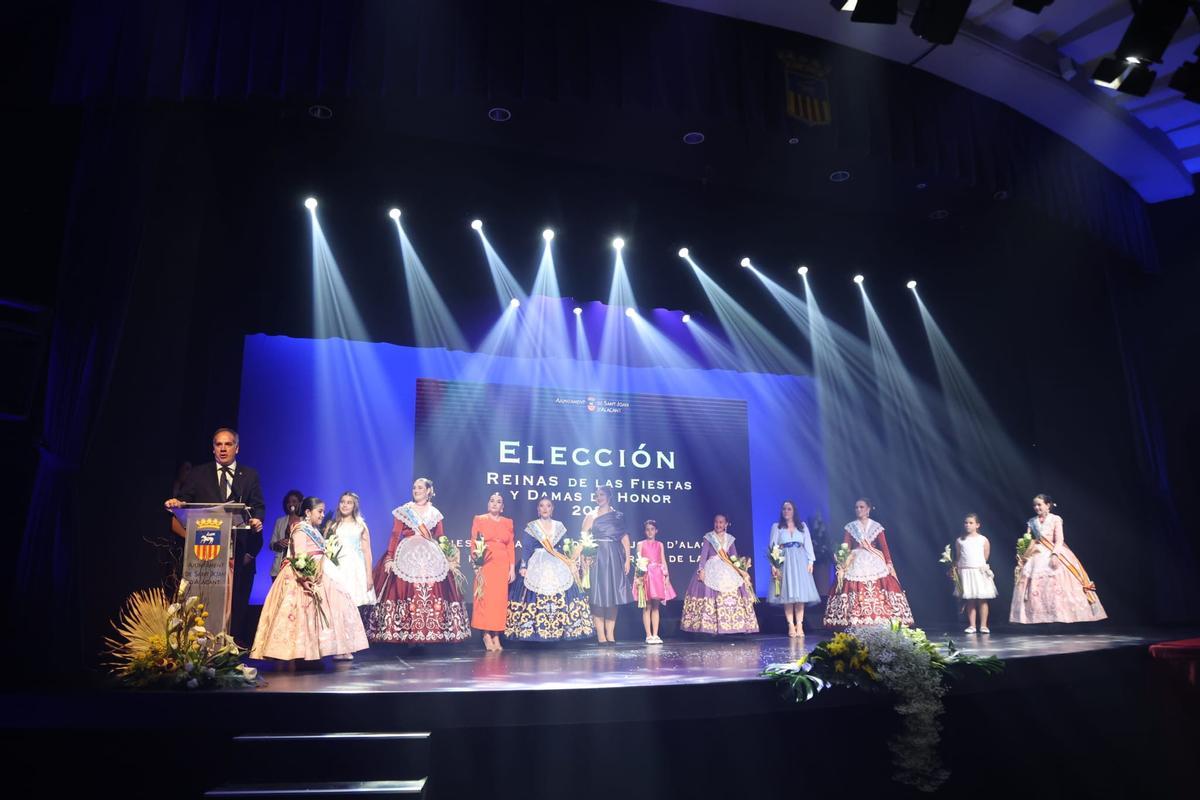 Las representantes, sobre el escenario.