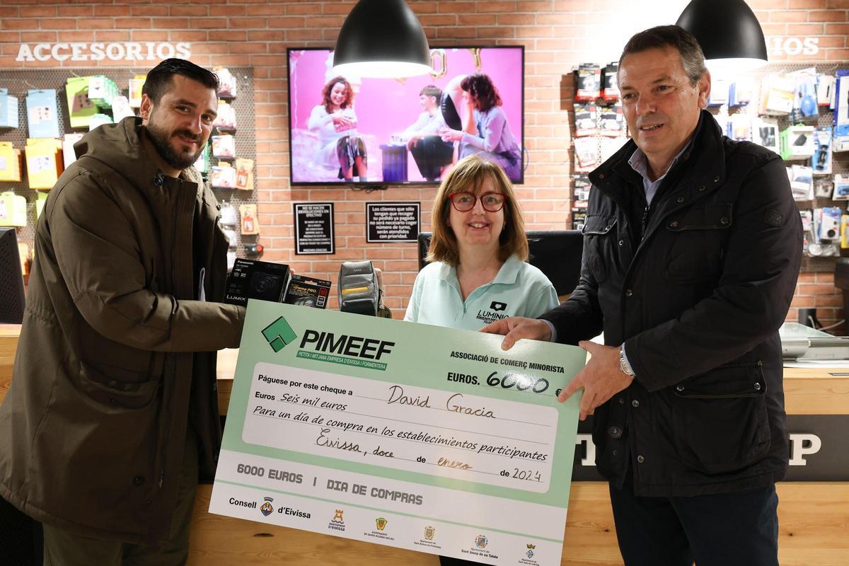 Cómo gastar 6.000 euros en una mañana de compras en Ibiza