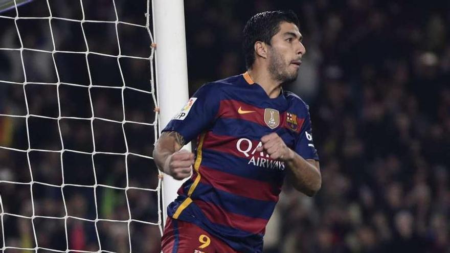 Suárez salta para festejar el tercer gol del Barcelona. // Efe