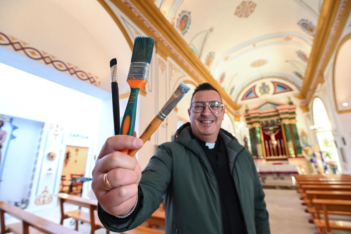 El cura de Crevillent asegura que su don artístico le viene dado por Dios