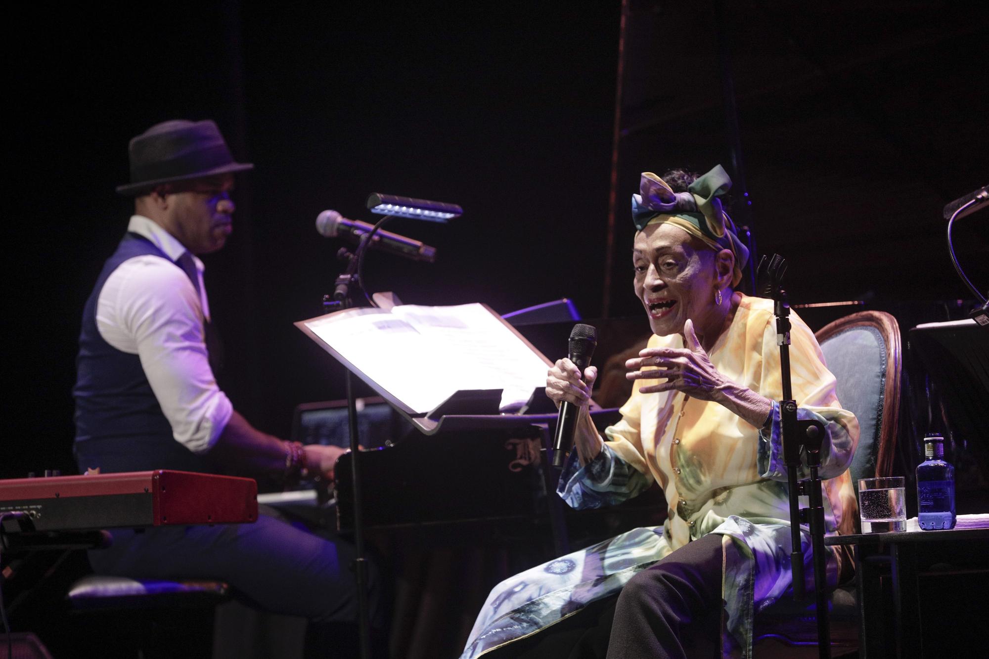 La diva del Buena Vista Social Club llena el Principal de alegría y el arte cubano