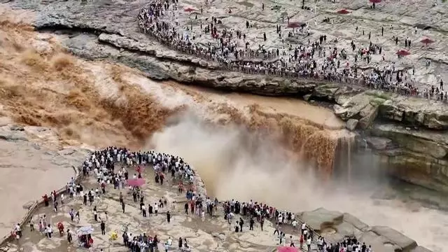 La espectacular cascada de Hukou en China atrae a miles de turistas