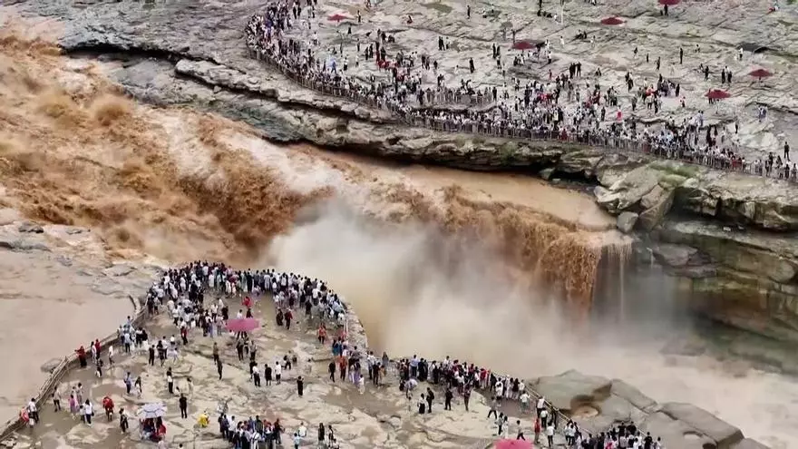 La espectacular cascada de Hukou en China atrae a miles de turistas