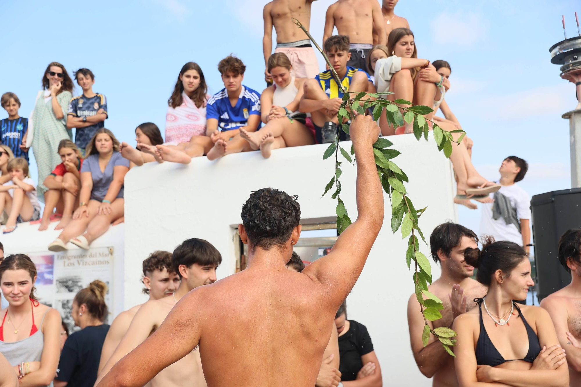 EN IMÁGENES: La multitudinaria cita de la cucaña en el Carmen de Luanco